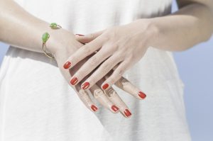 Jak zrobić manicure hybrydowy w domu?