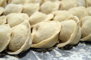 Jak zrobić bezglutenowe ciasto na pierogi?