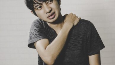 man in grey crew neck t-shirt